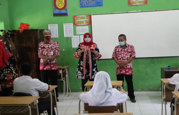 Bupati Klaten, Sri Mulyani, mengecek pelaksanaan pembelajaran tatap muka (PTM) terbatas di SMPN 6 Klaten, Selasa (28/9/2021). (Solopos.com/Taufiq Sidik Prakoso)