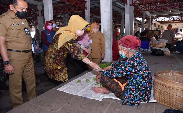 Sambil Nglarisi Bakul, Bupati Sukoharjo Sosialisasi Prokes