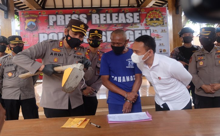 Sebelum Membakar, Pria Sragen Hantam Kaca Mobil Tetangga Pakai Cangkul