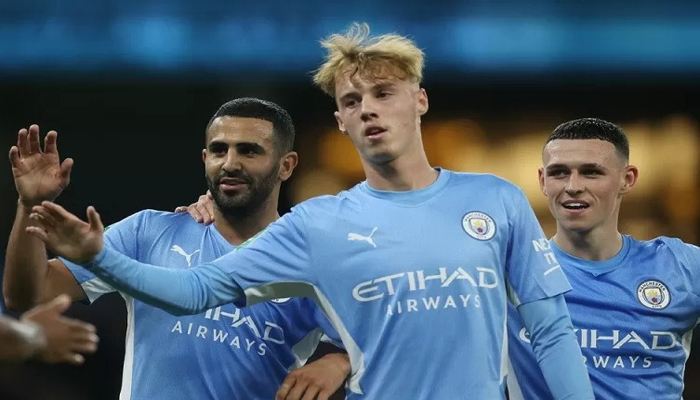 Penyerang sayap Manchester City Riyad Mahrez (kiri) melakukan selebrasi bersama rekan-rekannya seusai mencetak gol kedua ke gawang Wycombe Wanderers dalam laga putaran ketiga Piala Liga Inggris di Stadion Etihad, Manchester, Inggris, Selasa (21/9/2021) waktu setempat. (ANTARA/REUTERS/ACTION IMAGES/Carl Recine)