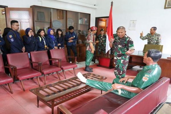 Belasan mahasiswa menyaksikan diorama penumpasan PKI di Museum Kostrad, beberapa waktu lalu. (detik.com)