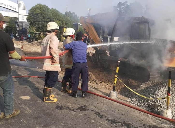 Kelamaan Dipakai, Ekskavator di Perbatasan Sragen Terbakar