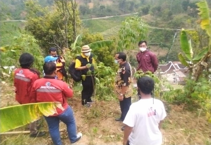 BPBD Karanganyar bersama PSB Universitas Sebelas Maret (UNS) Solo mengecek pergerakan tanah di wilayah Karanganyar. Foto dirilis Selasa (7/9/2021). (Istimewa-BPBD Karanganyar)