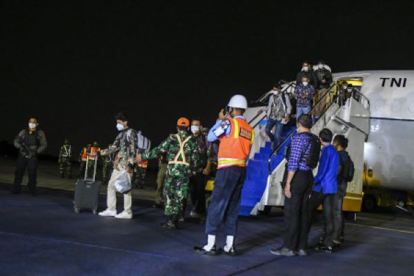 Sejumlah warga negara indonesia yang dievakuasi dari Afganistan tiba di Bandara Halim Perdanakusuma, Jakarta, Sabtu (21/8/2021) dini hari. (Antara/Galih Pradipta)