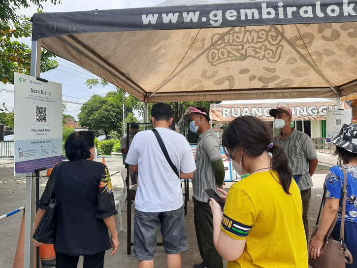 Sejumlah pengunjung memindai QR Code melalui aplikasi Pedulilindungi saat masuk ke GL Zoo, Minggu (19/9/2021). (Dok. GL Zoo Jogja)