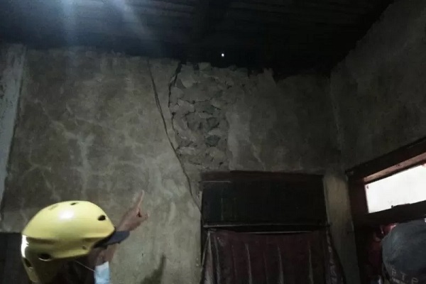 Petugas Badan Penaggulangan Bencana Daerah (BPBD) Kabupaten Brebes, sedang menunjukan rekahan dinding rumah milik warga di Kecamatan Sirampog yang mengalami retak akibat gempa yang terjadi Selasa (28/9/2021). (Solopos.com-ANTARA/Humas BPBD Brebes)