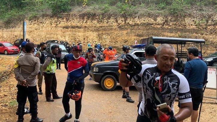 Rombongan pesepeda alias gowes pejabata Kota Malang saat mencoba memaksa masuk kawasan pantai Malang selatan. (detik.com)