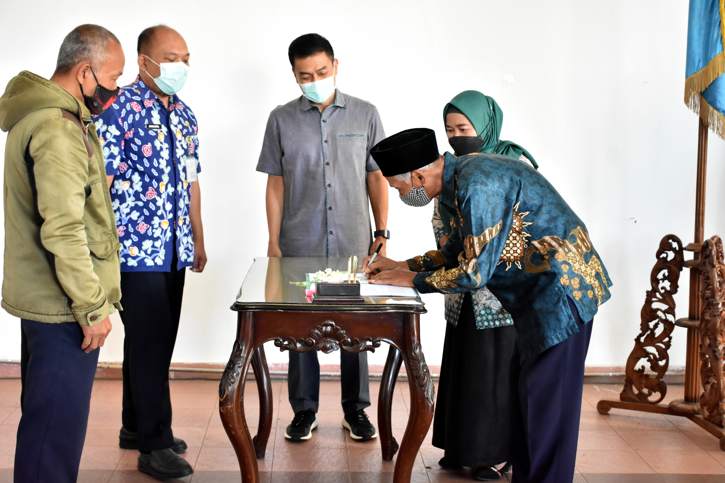 Wali Kota Salatiga, Yuliyanto, menyaksikan penandatanganan penerimaan dana hibah bidang keagamaan di rumah dinasnya, Rabu (8/9/2021). (Humas Pemkot Salatiga)