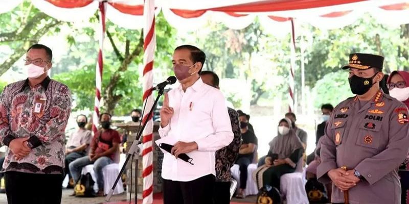 Presiden Joko Widodo meninjau pelaksanaan Vaksinasi Merdeka di Kampus Institut Pertanian Bogor (IPB), Rabu, (22/9/2021). (ANTARA/HO-BPMI Setpres/Rusman/pri)