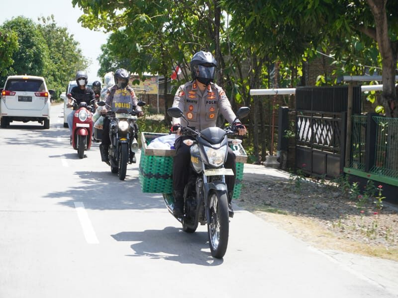 Kapolres Sukoharjo, AKBP Wahyu Nugroho Setiawan SIK mengendarai sepeda motor berberonjong yang berisi paket sembako, Sabtu (4/9/2021).
