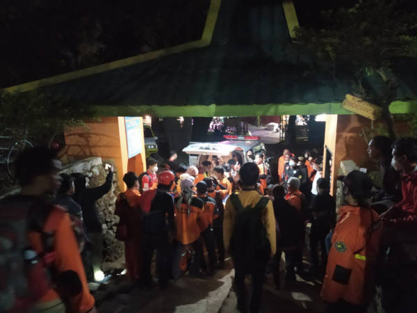 Tim SAR gabungan mengevakuasi jenazah Koco Yuwono, 45, pendaki yang meninggal di Gunung Lawu, Senin (20/9/2021). (Solopos/Sri Sumi Handayani)