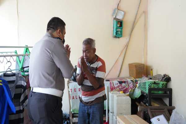 Agus Dartono (kanan), pensiunan polisi yang jadi manusia silver menerima kedatangan tamu dari Polda Jateng di rumahnya, kawasan Candisari, Semarang, Sabtu (25/9/2021). (Semarangpos.com-Bidhumas Polda Jateng)