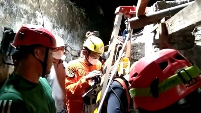 Anggota tim SAR Karanganyar mengevakuasi jenazah warga Desa Pandeyan yang ditemukan meninggal di dalam sumur pada Kamis (23/9/2021). (Istimewa/Tim SAR Karanganyar)