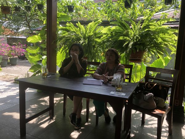 Ibunda Michelle Kuhnle, Dewi Kentjono Rini (kanan), memberi keterangan kepada pers mengenai permintaan maaf anaknya ke manajemen Persis di Serengan, Solo, Jumat (17/9/2021) siang. (Solopos/Ichsan Kholif Rahman)