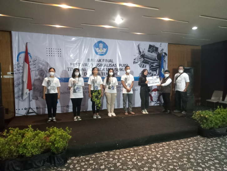 Tim musikalisasi puisi SMA Negeri 4 Surakarta menerima piala, sertifikat, dan uang pembinaan dari Kepala Balai Bahasa Provinsi Jawa Tengah, Dr. Ganjar Harimansyah. (Istimewa)