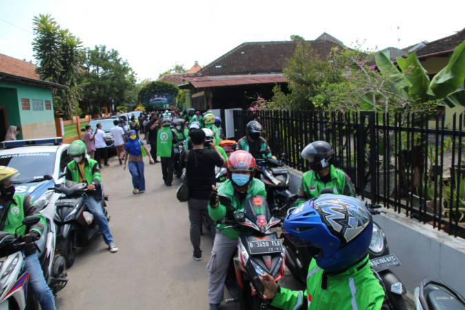 100 Ojol Dikerahkan Antar 1.000 Paket Apam Yaa Qowiyyu di Jatinom Klaten
