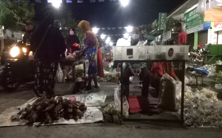 Aktivitas jual beli di Pasar Gemolong 2 yang jadi tempat jualan bagi 153 pedagang malam. (Istimewa-Harjono)