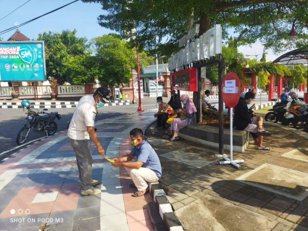 Petugas Satpol PP Wonogiri berpatroli di tempat keramaian sekitar Alun-alun wilayah perkotaan Wonogiri, Kamis (23/9/2021). (Istimewa/Satpol PP Wonogiri)