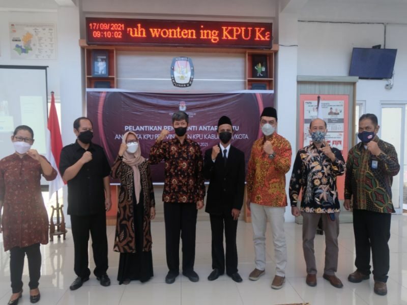 Muhammad Rohani (tengah), berfoto dengan jajaran komisioner KPU Boyolali dan KPU Provinsi Jawa Tengah, setelah dilantik menjadi PAW Anggota KPU Boyolali, di Kantor KPU Boyolali, Jumat (17/9/2021).
(Istimewa)