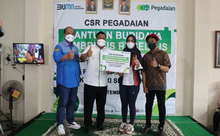 Penyerahan bantuan PT Pegadaian Kantor Wilayah XI Jawa Tengah berupa peralatan budidaya cacing lumbricus rubellus kepada Diwa Foundation (Di-Fo). (Farida Trisnaningtyas/Solopos)
