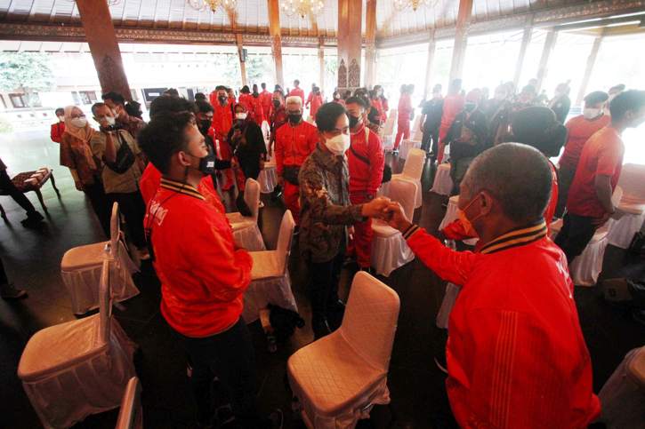 Wali Kota Solo, Gibran Rakabuming Raka (tengah), memberikan salam dan semangat kepada atlet dan pelatih Kontingen Provinsi Jawa Tengah asal Solo pada acara Pelepasan Atlet dan Pelatih Kontingen Provinsi Jawa Tengah Asal Kota Solo Dalam Ajang Pekan Olahraga Nasional (PON) XX Papua 2021 di Pendapi Gede, Balai Kota Solo, Jumat (17/9/2021). Pemkot Solo melepas sebanyak 45 atlet asal Kota Solo untuk bergabung dalam Kontingen Provinsi Jawa Tengah dalam ajang PON XX Papua 2021. (Solopos.com/Nicolous Irawan)