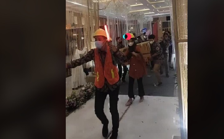Pernikahan Unik Anak Teknik, Pasangan Pengantin Jadi Mandor