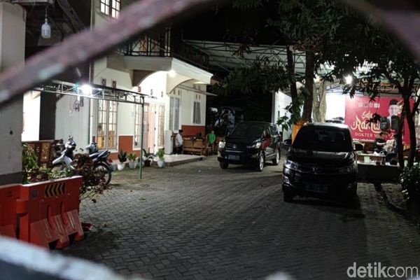 Suasana rumah Plt. Bupati Probolinggo yang digeledah KPK, Selasa (28/9/2021) malam. (detik)