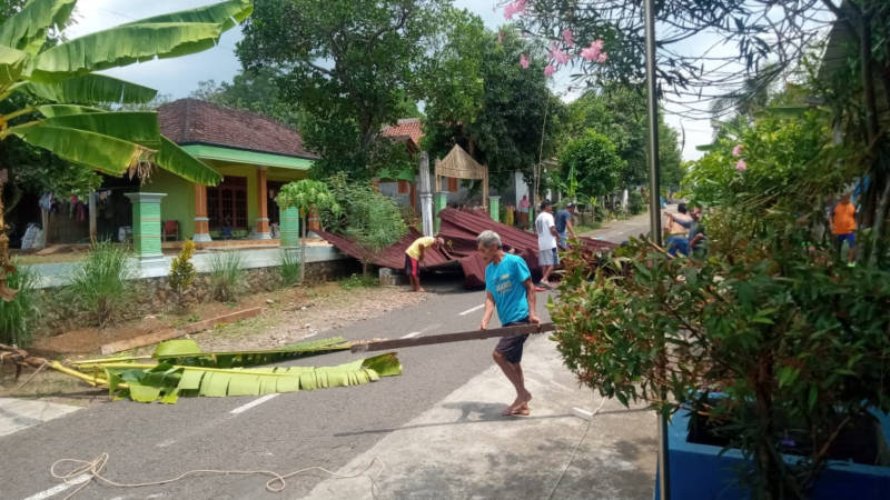 Wuzz! Puting Beliung Sapu Kerjo Karanganyar, Atap 3 Rumah Warga Beterbangan