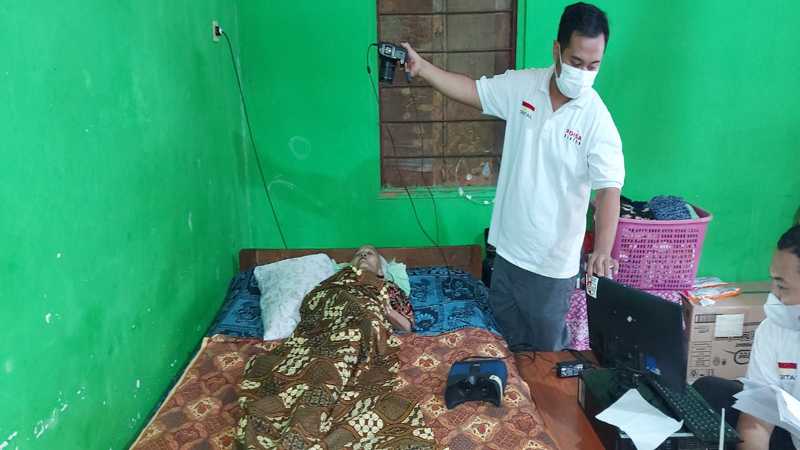 Petugas Dinas Kependudukan dan Pencatatan Sipil Klaten melakukan perekaman data kartu tanda penduduk elektronik (e-KTP) secara door to door kepada kelompok rentan di Klaten, beberapa waktu lalu. (Istimewa/Disdukcapil Klaten)