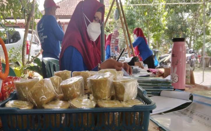 Aktivitas di Bank Sampah Salingsih, Kelurahan Bener, Kota Jogja, DIY, Senin (20/9/2021). (Yosef Leon/Harian Jogja)