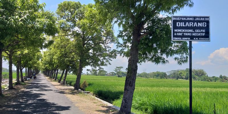 Papan larangan nongkrong dipasang di jalan poros Desa Gempol, Karanganom, Klaten, Jumat (17/9/2021). (Solopos-Ponco Suseno)