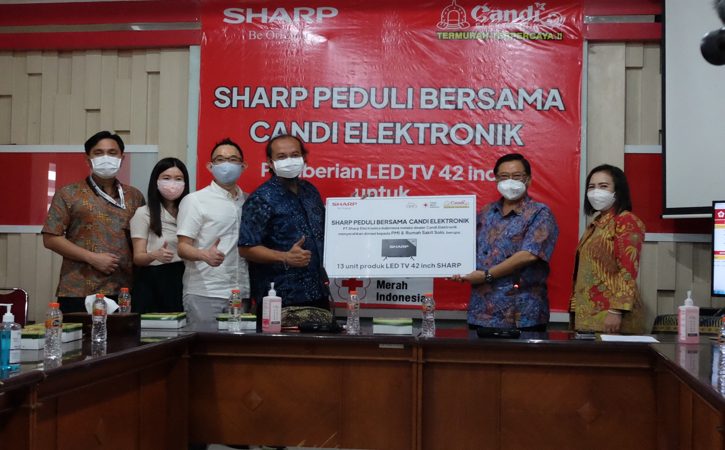 Sharp menyerahkan bantuan 13 LED TV 42 inch kepada PMI Kota Solo di Markas PMI, Jl. Kolonel Sutarto No.58, Solo, Kamis (23/9/2021). (Wahyu Prakoso/Solopos)