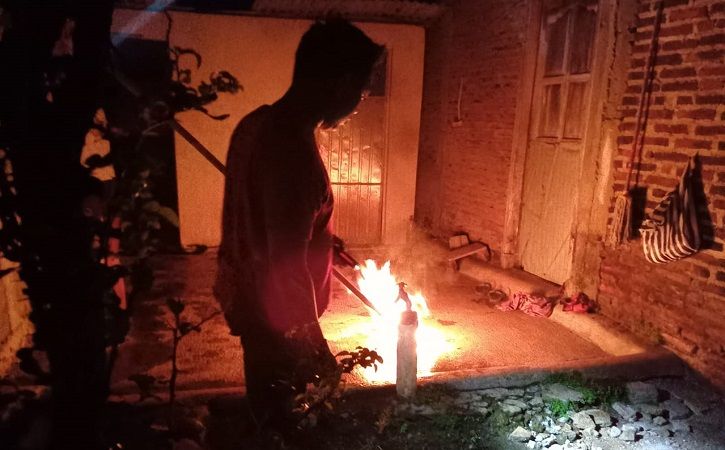Petugas Pemadam Kebakaran Wonogiri saat mengevakuasi sarang tawon di permukiman warga. (Istimewa Damkar Wonogiri)
