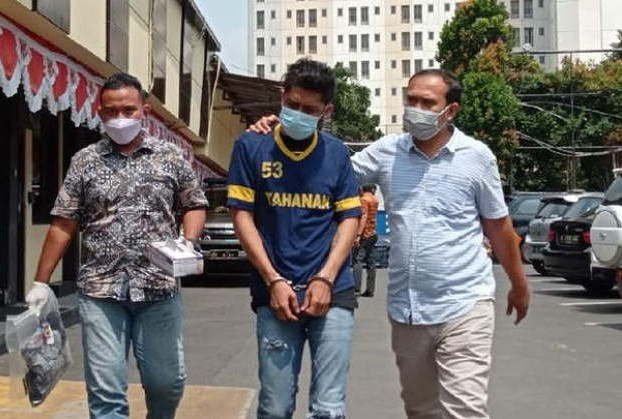 Ivan Victor Dethan (tengah) ditahan setelah membunuh anggota TNI, Sertu Yorhan Lopo. (detik.com)