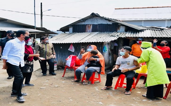 Presiden Joko Widodo didampingi Seskab Pramono Anung, Ka-BIN Budi Gunawan, dan Gubernur Jateng Ganjar Pranowo meninjau vaksinasi door to door di Kampung Nelayan Sentolo Kawat, Cilacap, Jateng, Kamis (23/09/2021). (BPMI Setpres/Laily Rachev)
