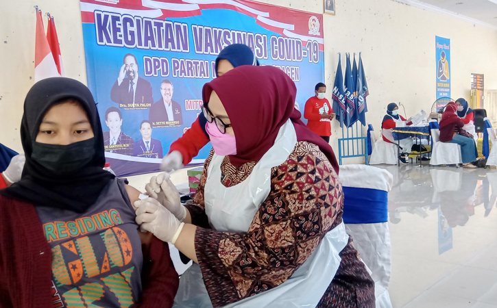 Riris, 18, remaja asal Klandungan, Ngrampal, Sragen, disuntik vaksin Covid-19 oleh Bupati Sragen di Gedung Kartini Sragen, Selasa (28/9/2021). (Solopos-Tri Rahayu)