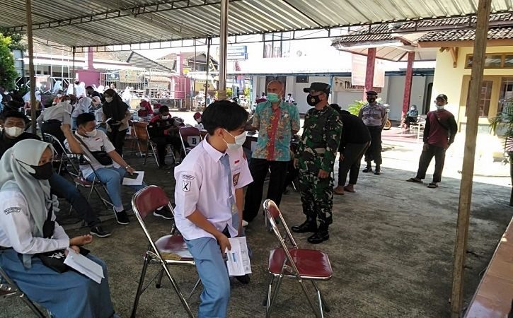 Siswa SMA antre mengikuti vaksinasi di Kantor Kecamatan Jatiroto, Kabupaten Wonogiri, akhir pekan lalu. (istimewa)