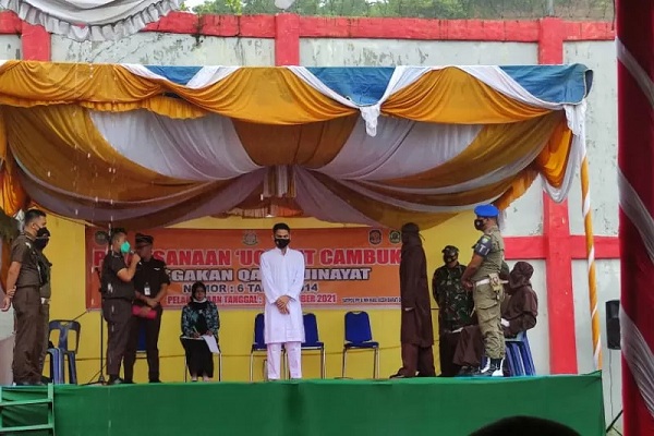 Seusai Dihukum Cambuk, Terpidana Kasus Zina di Aceh Ambruk