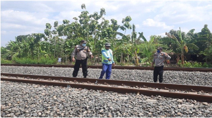 Polisi melakukan pemeriksaan tempat kejadian perkara bocah penderita tuna rungu tertabrak kereta api di Desa Latak, Kecamatan Godong, Kabupaten Grobogan, Rabu (13/10/2021). (Istimewa-Polsek Godong)