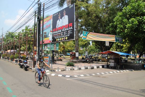 Warga melintas di salah satu sisi jalan Alun-alun Klaten, Jumat (15/10/2021). Jalan keliling alun-alun bakal dibikin searah. (Solopos.com/Taufiq Sidik Prakoso)