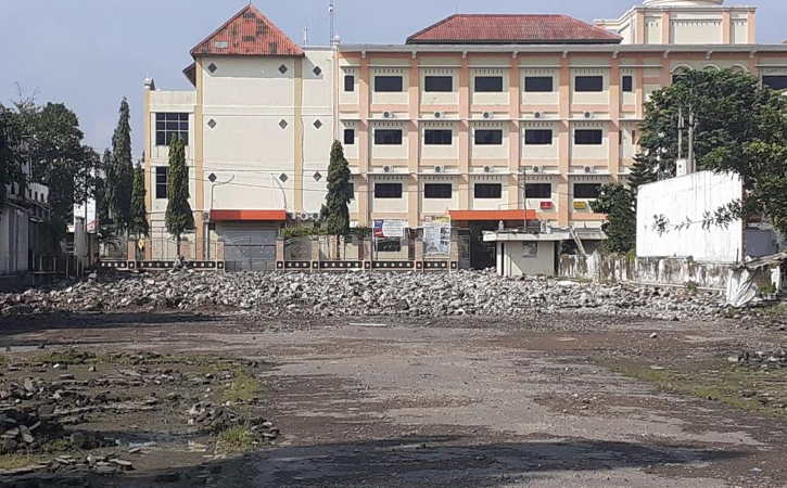 Kondisi puing-puing bangunan lama Gedung Budi Sasono di Jalan Veteran yang dirobohkan, Sabtu (16/10/2021). (Bony Eko Wicaksono/Solopos)