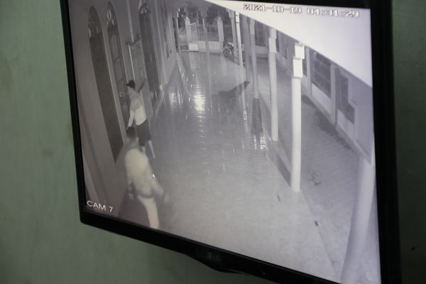 Pelaku pembobolan kotak infak di Masjid Al Barokah, Desa Daleman, Kecamatan Tulung, Selasa (19/10/2021) pagi. (Solopos.com/Taufiq Sidik Prakoso)