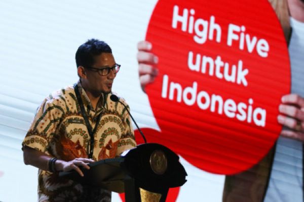 Menteri Pariwisata dan Ekonomi Kreatif Sandiaga Salahuddin Uno menyampaikan sambutan saat peluncuran layanan 5G Indosat Ooredoo dan 5G Experience Center atau pusat layanan teknologi 5G di Gedung Robotika ITS Surabaya, Jawa Timur, Kamis (16/9/2021). Perkembangan layanan Internet meniscayakan perlindungan data pribadi. (Antara/Didik Suhartono)