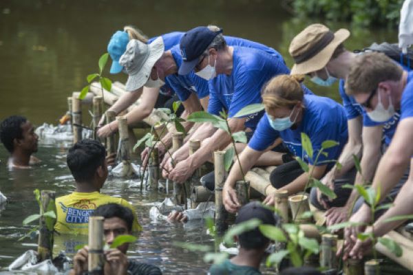 Duta Besar Uni Eropa untuk Indonesia Vincent Piket (kedua kiri) bersama sejumlah delegasi kedutaan besar negara-negara anggota Uni Eropa untuk Indonesia menanam mangrove dalam Pekan Diplomasi Iklim 2021 di Taman Wisata Alam Angke Kapuk, Kamal Muara, Jakarta Utara, Sabtu (16/10/2021). (Antara/Aprilio Akbar)