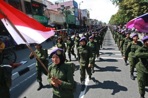 Sejumlah anggota Resimen Mahasiswa Mahakarta Yogyakarta mengikuti kegiatan pra pendidikan dasar dengan berjalan di sepanjang Jl. Malioboro, Kota Jogja, beberapa waktu lalu. (Dokumen Solopos)