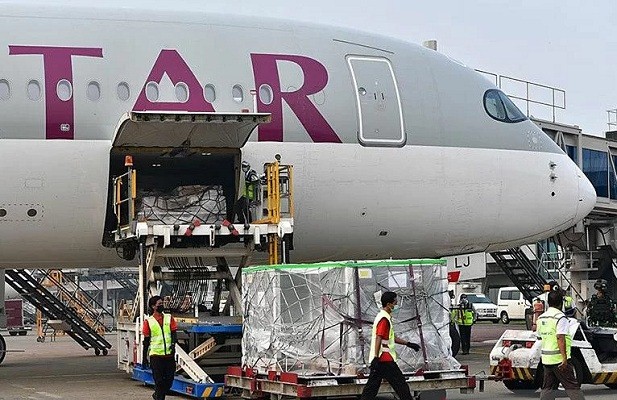 Petugas membongkar muatan kargo vaksin Sinovac Tahap ke-100 tiba di Bandara Soekarno Hatta, Tangerang, Banten, Selasa (26/10/2021). (Antara-Kominfo)