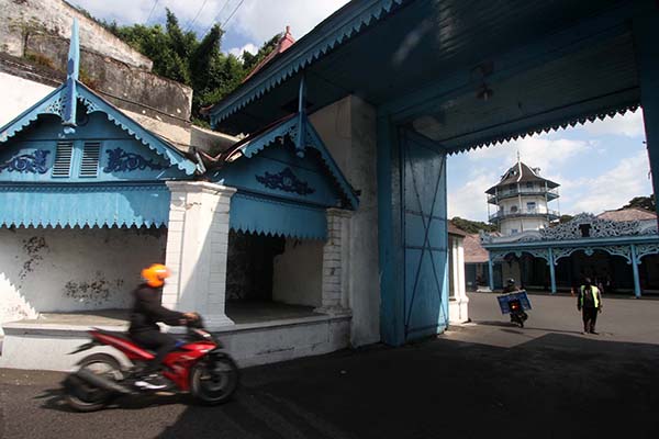 Warga melintas di depan Keraton Solo. Keraton Kasunanan Surakarta Hadiningrat kembali meniadakan Maleman Sekaten dan Grebeg Maulud peringatan Maulid Nabi Muhammad tahun 2021. (Solopos/Nicolous Irawan)