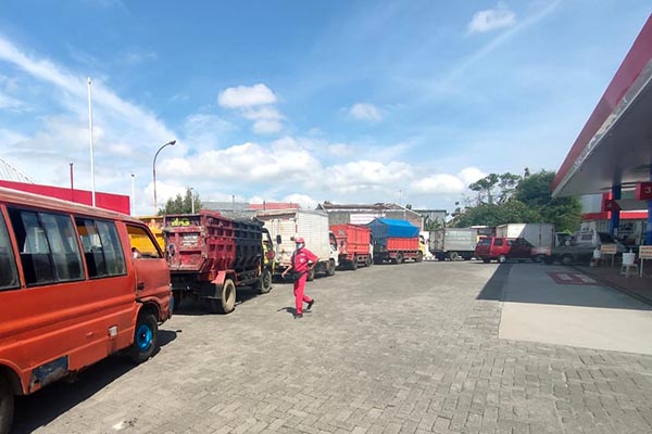 Kendaraan bermesin disel mengantre mengisi bio solar atau solar bersubsidi di SPBU Singodutan, Desa Singodutan, Kecamatan Selogiri, Kabupaten Wonogiri, Jumat (22/10/2021). 9Solopos/Rudi Hartono)