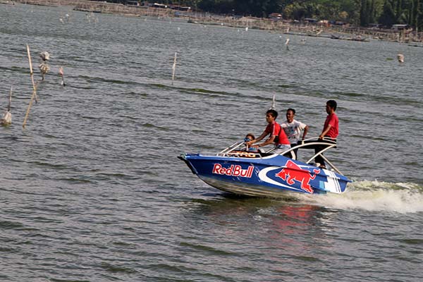 Pengusaha perahu wisata menjajal speed boat di Rawa Jombor, Desa Krakitan, Kecamatan Bayat, Klaten yang baru saja didatangkan dari Telaga Sarangan, Magetan. (Solopos/Taufiq Sidik Prakoso)