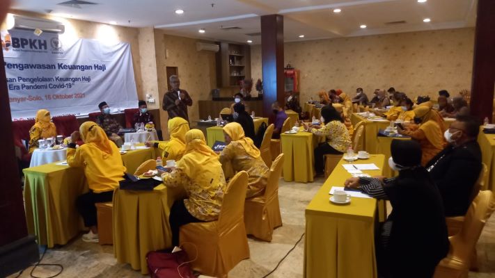 Anggota Dewan Pengawas Badan Pengelola Keuangan Haji (BPKH) Khasan Faozi, Sabtu (16/10/2021), saat menyampaikan materi pada Diseminasi Pengawasan Keuangan Haji
dengan stakeholder yang dilaksanakan di Lorin Hotel Solo. (Istimewa/BPKH)